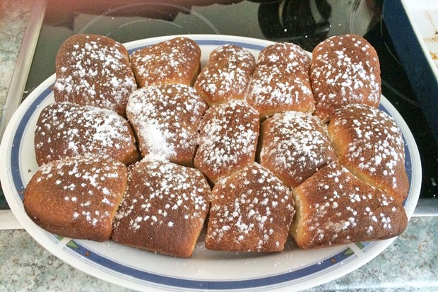 Buchteln mit Marillenmarmelade