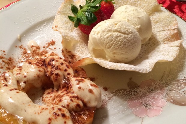 Gegrillte Ananas mit Vanilleeis im Hippenschüsserl
