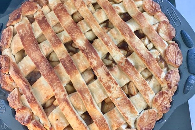 Apfelkuchen gedeckt
