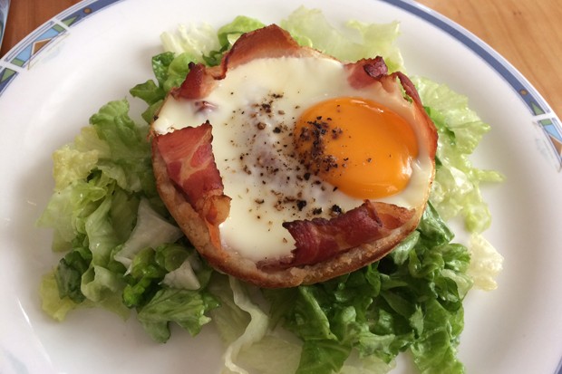 Gebratenes Ei mit Speck