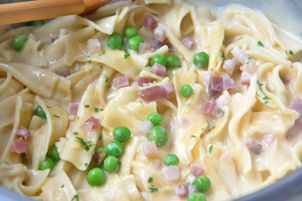 Carbonara-Pfanne mit Erbsen