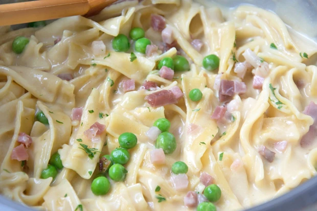 Carbonara-Pfanne mit Erbsen