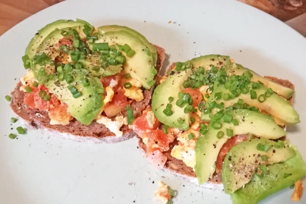 R&uuml;hrei mit Avocado