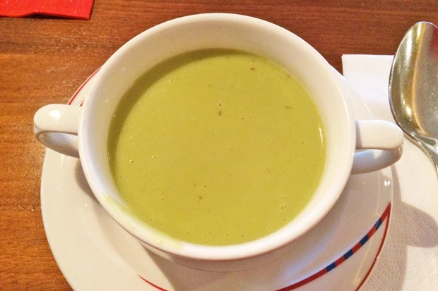 Erbsensuppe mit Sauerrahm