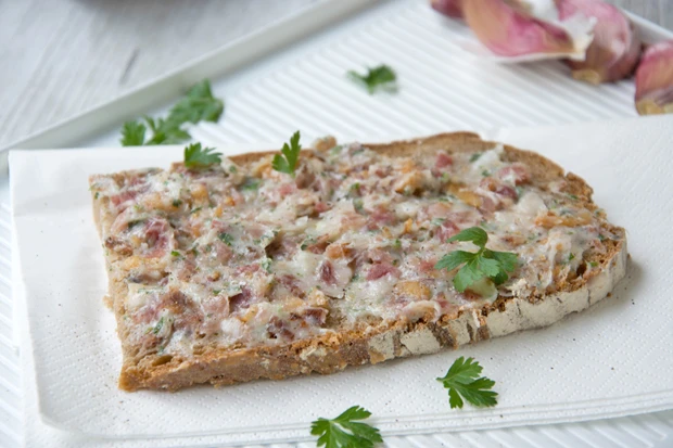 K&auml;rntner Verhackertes auf Schwarzbrot