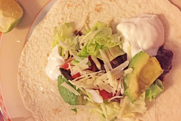 Mexikanische Mole mit Tortillafladen & Beilagen