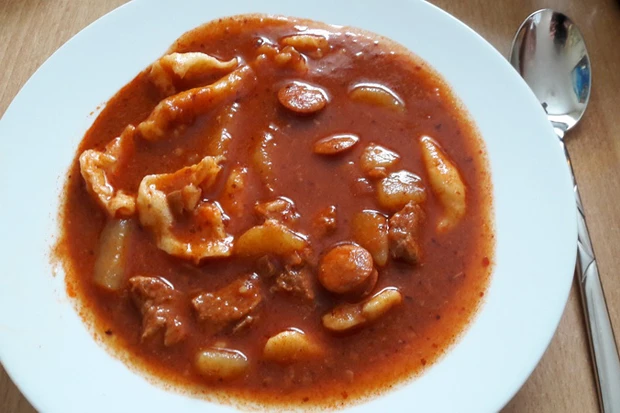 Gulaschsuppe mit Nockerln