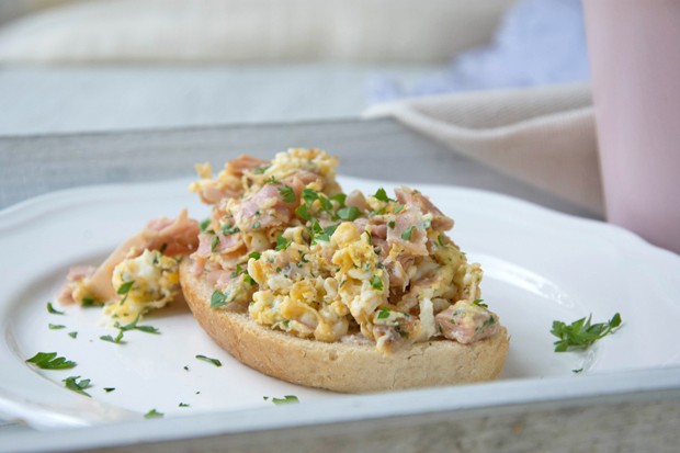 Schinkenrührei auf Toast