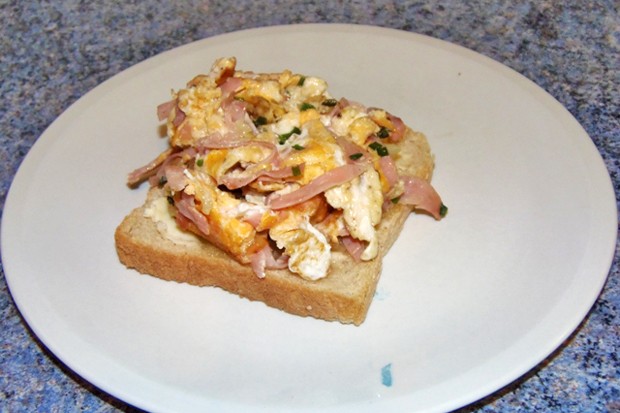 Schinkenrührei auf Toast