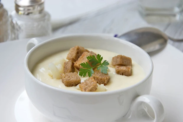 Karfiolsuppe mit Kr&auml;uter Croutons