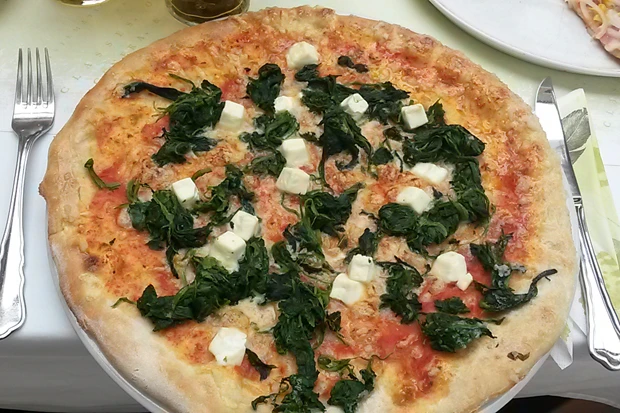 Pizza mit Blattspinat und Schafkäse