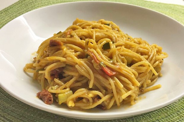 One Pot feurige Spaghetti mit getrockneten Tomaten