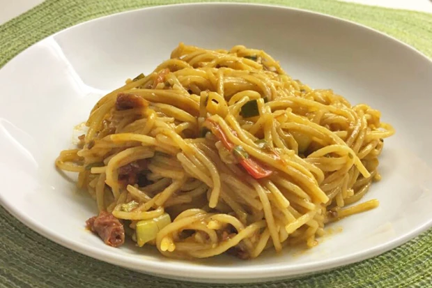 One Pot feurige Spaghetti mit getrockneten Tomaten