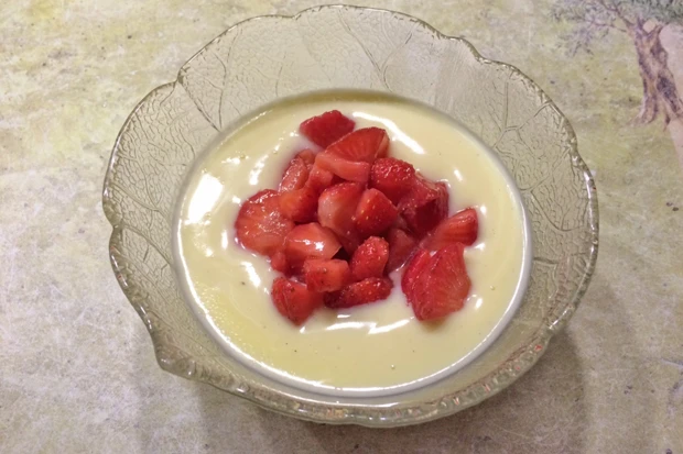 Vanillesauce mit marinierten Erdbeeren
