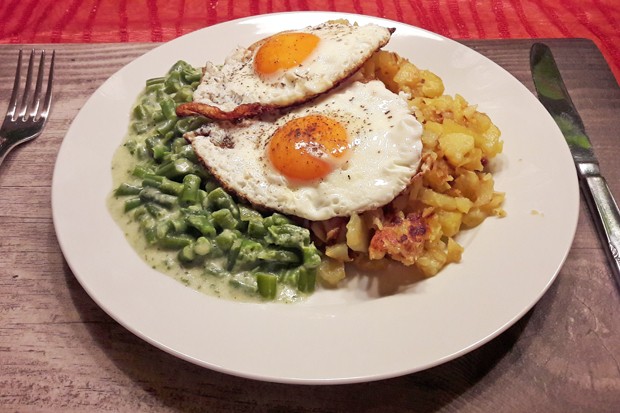 Rahmfisolen mit Röstkartoffel und Spiegelei