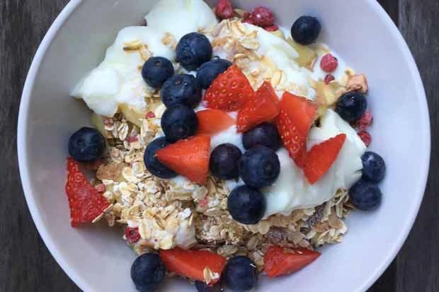 Müsli mit Leinsamen und frischen Früchten