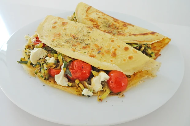 Omelette mit Zucchini, Tomaten und Feta