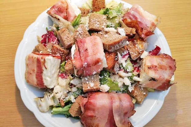 Schafskäse im Speckmantel auf knackigem Salat