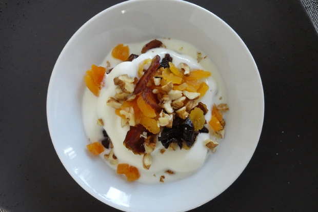 Joghurt mit getrockneten Fr&uuml;chten
