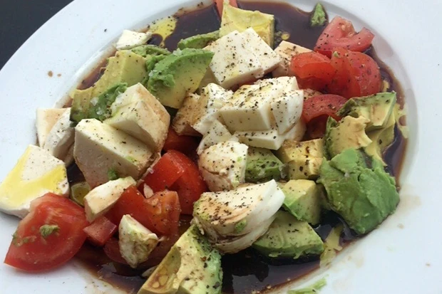 Tricolore mit Tomaten, Mozzarella und Avocado