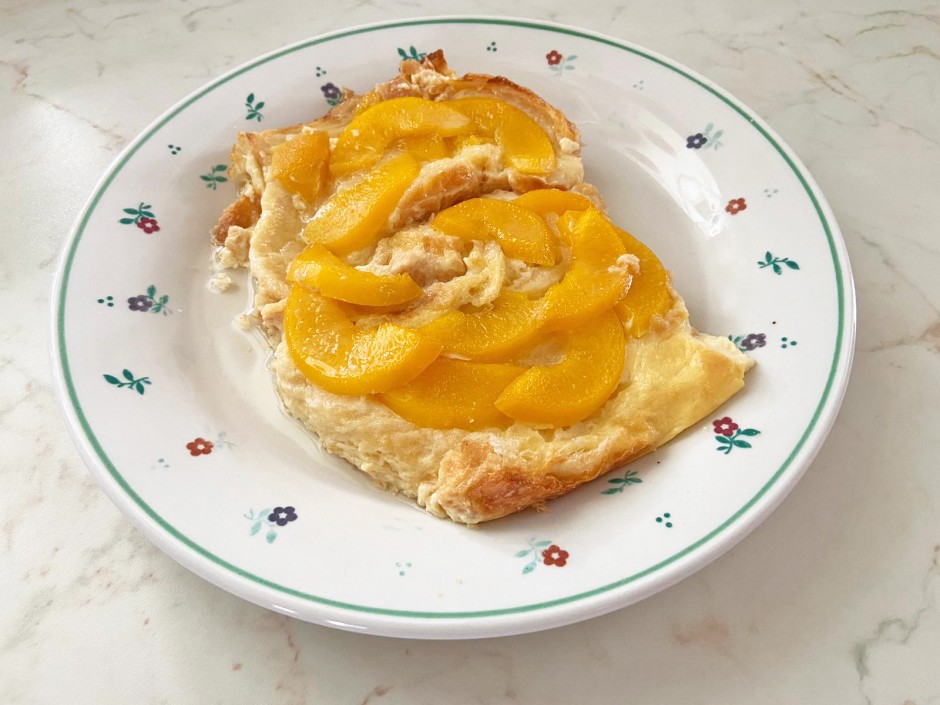 Croissant-Auflauf mit Pfirsich