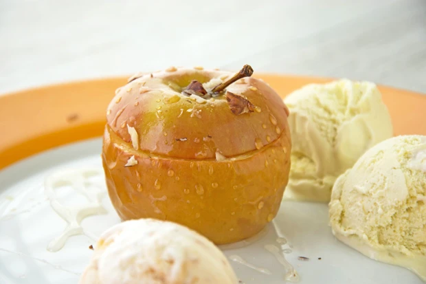 Bratapfel mit Eis