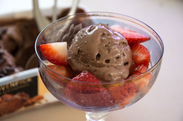 Marinierte Erdbeeren mit Schokoeis