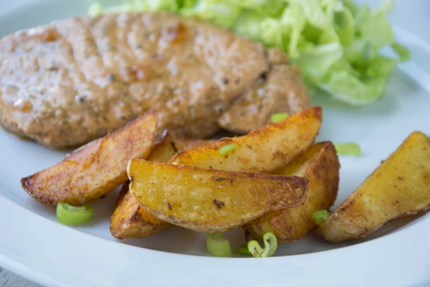 W&uuml;rzige Kartoffelspalten