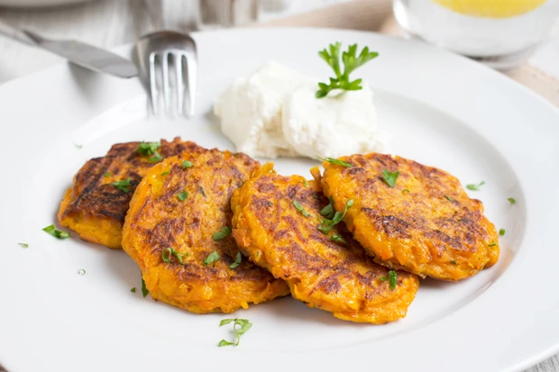 S&uuml;&szlig;kartoffellaibchen mit Dip
