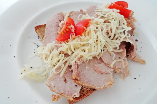 Schweinsbratenbrot mit Kren