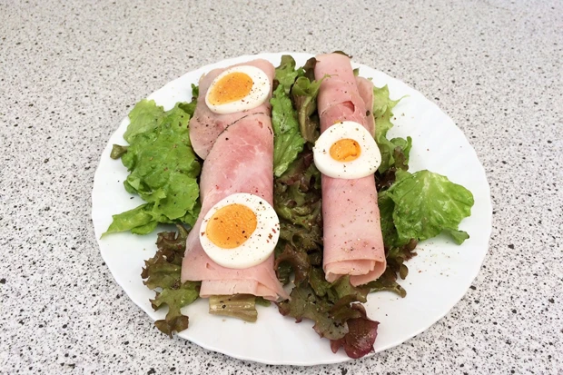 Schinkenrollen auf Blattsalat