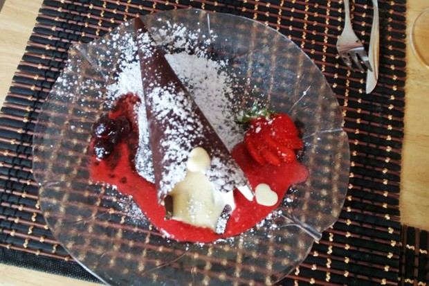 Mövenpick-Vanilleeis im Schokospitz