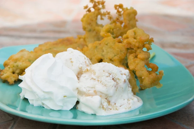 Hollerk&uuml;cherl mit Eis