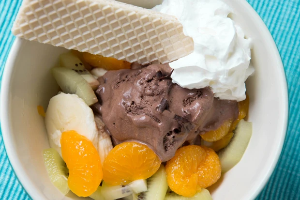 S&uuml;dfruchtbecher mit M&ouml;venpick Schokoladeneis