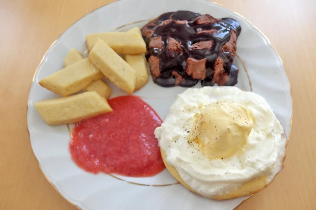 Eisteller mit s&uuml;&szlig;en Pommes und Steak