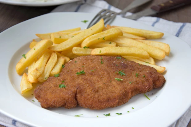 H&uuml;hnerschnitzel mit Pommes