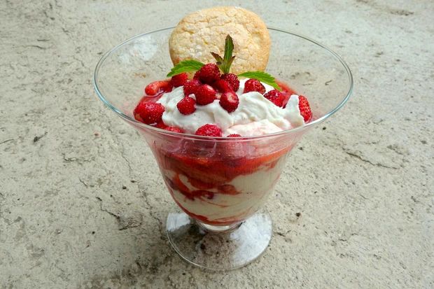 Beschwipste Erdbeeren auf Topfen-Mascarponecr&egrave;me und Vanilleeis mit Mandelcookies