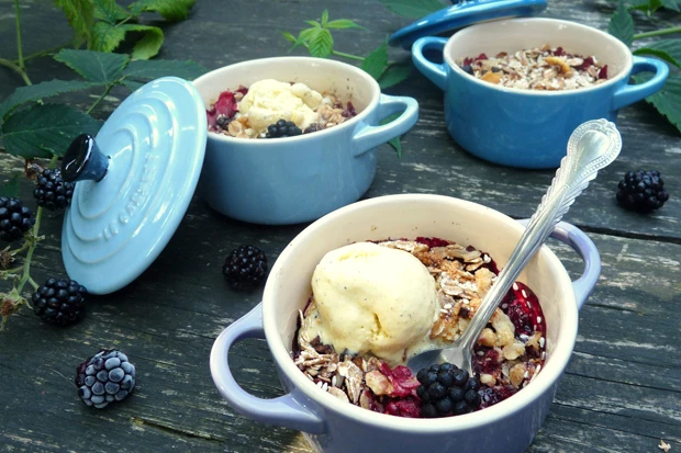 Apfel-Brombeer-Crumble mit Hafergranola und M&ouml;venpick Bourbon-Vanilleeis