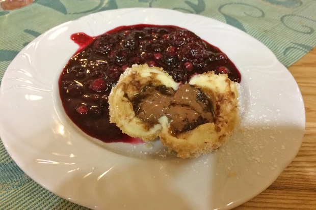 Schokoladekn&ouml;del mit Beerensauce