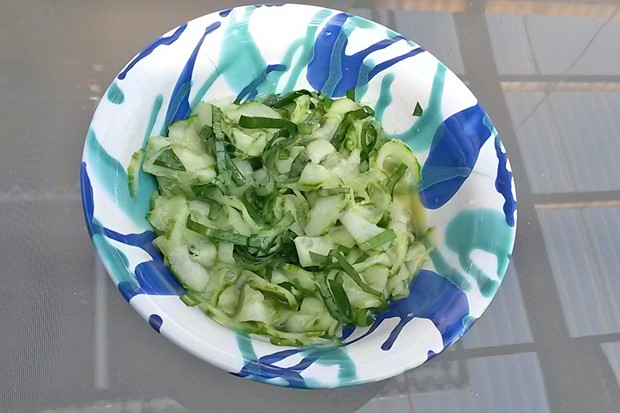 Gurkensalat mit Bärlauchstreifen