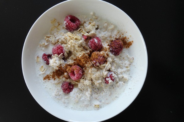 Frühstücksbrei mit Himbeeren