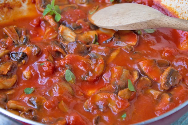 Champignons in Tomatensoße