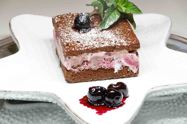 Schwarzwälderkirscheis-Schnitte