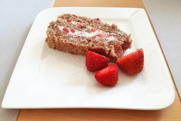 Biskuitroulade mit cremiger Erdbeerf&uuml;llung