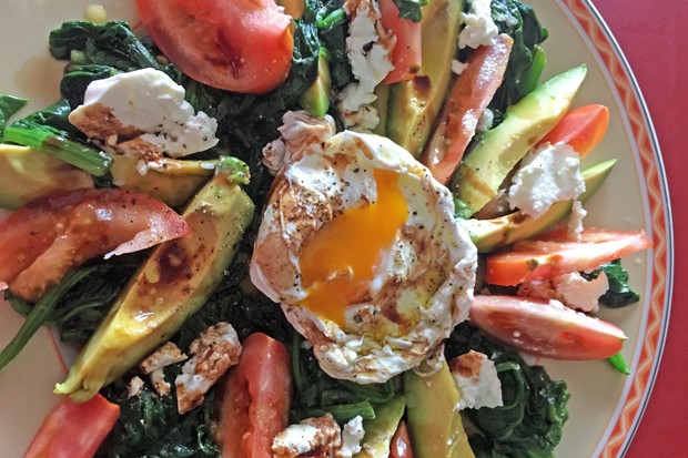 Warmer Blattspinat mit Avocado, Ei und Tomaten