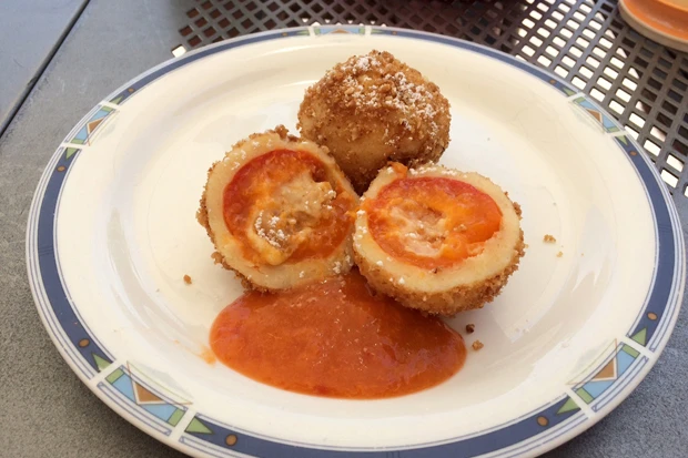 Marillenkn&ouml;del mit Marzipan und Marillensauce