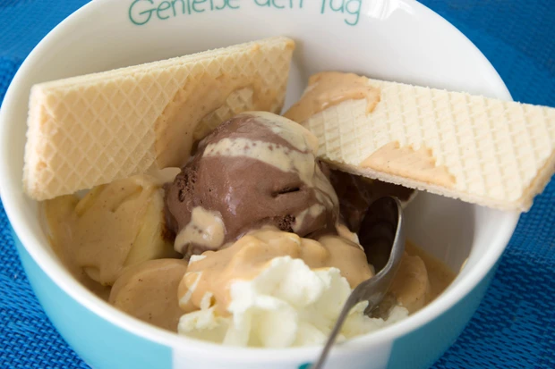 Erdnussbuttertraum mit M&ouml;venpick Schokoladeneis
