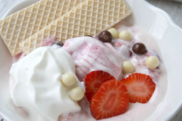 Beerentraumbecher mit Mövenpickeis