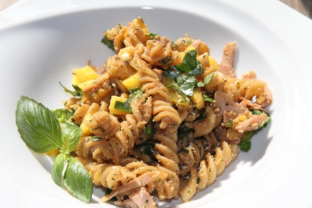 Nudelsalat mit Mango und Prosciuttio