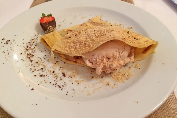 Dinkelpalatschinken mit M&ouml;venpick Walnusseis